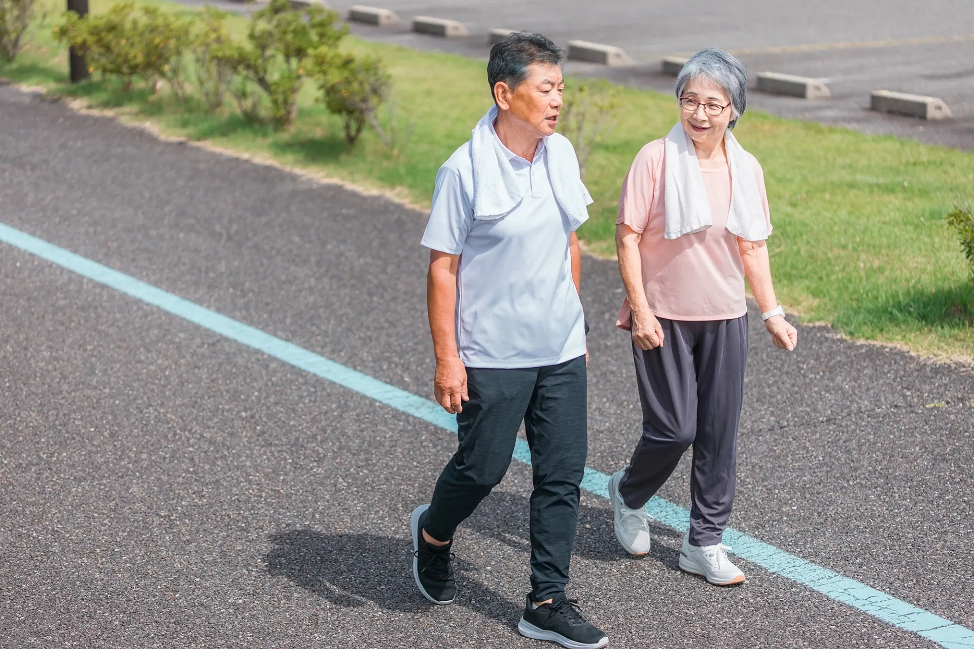 歩幅と歩行速度の低下は転倒リスクと関係が｜リハビリジムで歩行の改善トレーニングを！